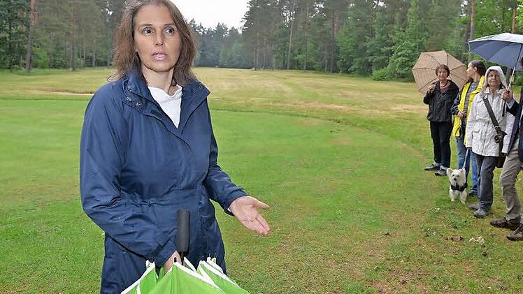 Wollen sich nicht aus dem Hauptsmoorwald "aussperren" lassen: Ulrike Hanna und Mitstreiter an einem von neun "Greens".   Fotos: Ronald Rinklef