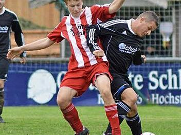 Der Hochstadter Christian Kestel (r.) im Duell mit dem Neuensorger Mike Hanke.  Foto: Gunther Czepera