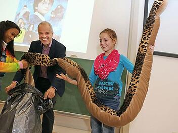 Jörg Wolstein hatte am Samstag mutige Helferinnen und Helfer: Zwei Mädchen holten eine riesige Schlange aus einem Sack, die zum Glück aus Plüsch war. Dann zogen die Geschwister Anna und Jonathan eine Steckerleiste aus einer Tasche. Komischerweise haben wir vor Schlangen mehr Angst als vor Steckdosen - obwohl die auch gefährlich sind. Foto: Barbara Herbst