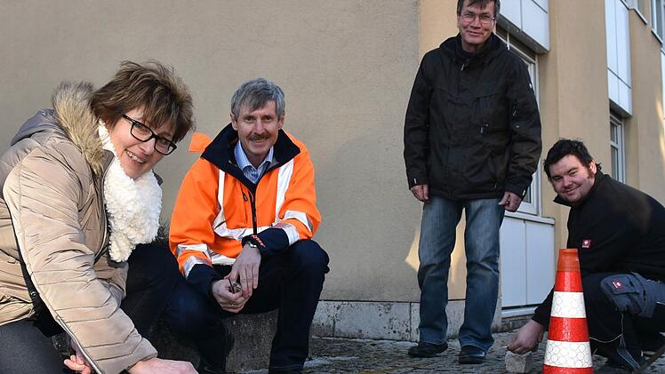 36 Feldgeschworene aus dem Landkreis Haßberge wurden in Haßfurt geschult. Unser Bild zeigt (von links) Jutta Neuner aus Wasmuthhausen, den Amtsleiter Gerhard Hartmann, Siegfried Bendel aus Augsfeld und Tobias Schmitt aus Ostheim bei einer praktischen Übung.