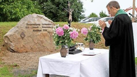 Pfarrer Manfred Greinke bei der Segnung des Erinnerungssteines.