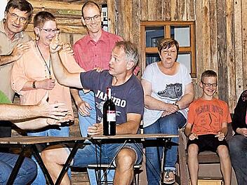 Recht turbulent geht es zu auf "Kilian's Alm". Unter der Regie von Renate Rosenbauer hat die Laienspielgruppe der evangelischen Kirchengemeinde ein neues Mundartstück einstudiert.  Foto: Klaus Gagel