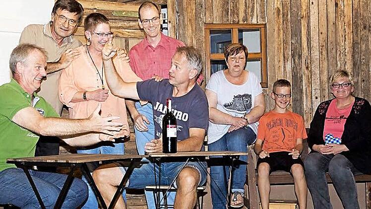 Recht turbulent geht es zu auf "Kilian's Alm". Unter der Regie von Renate Rosenbauer hat die Laienspielgruppe der evangelischen Kirchengemeinde ein neues Mundartstück einstudiert.  Foto: Klaus Gagel