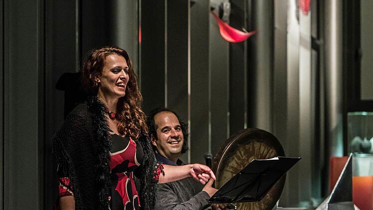 Gayané Sureni und Hadi Alizadeh gastierten im Glasmuseum Rosenau. Foto: Jochen Berger