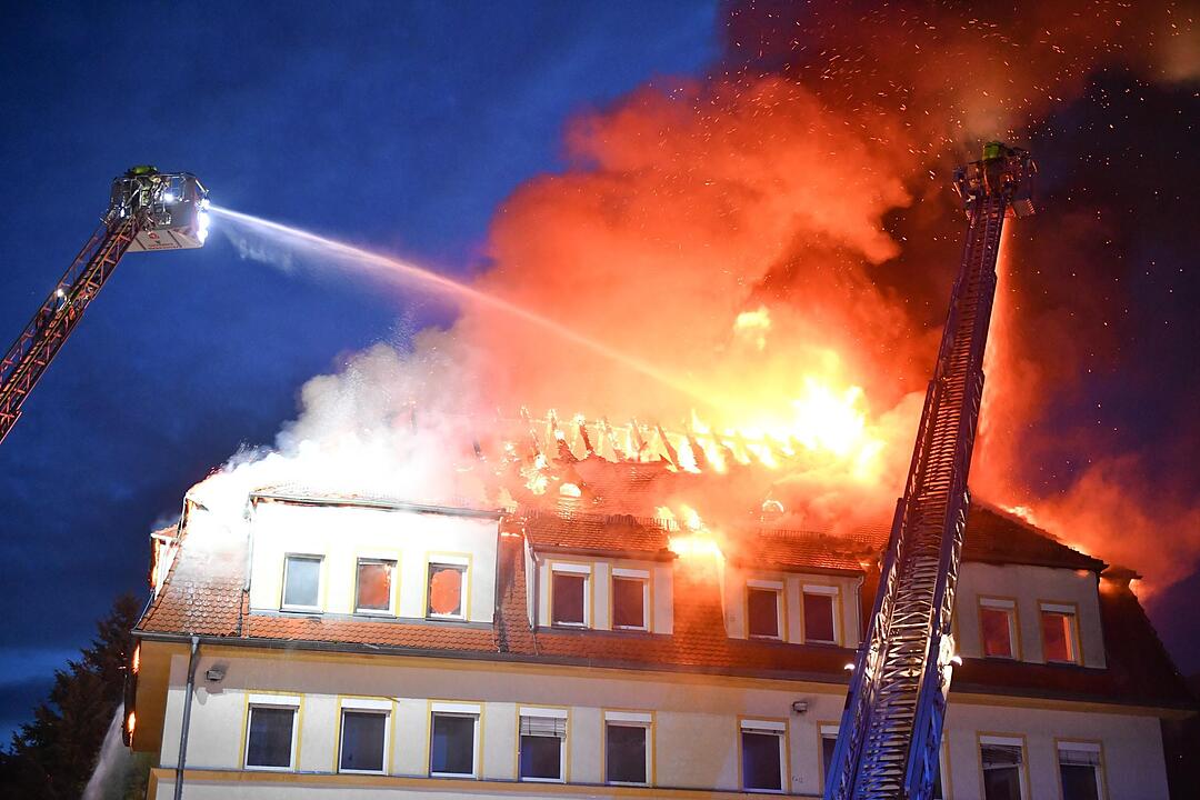 Großeinsatz in der Bamberger Altstadt: Dachstuhl am Jakobsplatz brennt