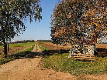Der geplante Radweg Maintal-Itzgrund soll überwiegend auf bestehenden Feld- und Flurbereinigungswegen verlaufen - wie hier im Ebensfelder Ortsteil Döringstadt.  Für die Mühe an den Steigungen werden Radler mit einem schönen Ausblick belohnt.Matthias Hoch