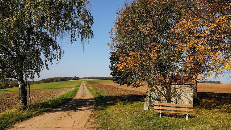 Der geplante Radweg Maintal-Itzgrund soll überwiegend auf bestehenden Feld- und Flurbereinigungswegen verlaufen - wie hier im Ebensfelder Ortsteil Döringstadt.  Für die Mühe an den Steigungen werden Radler mit einem schönen Ausblick belohnt.Matthias Hoch