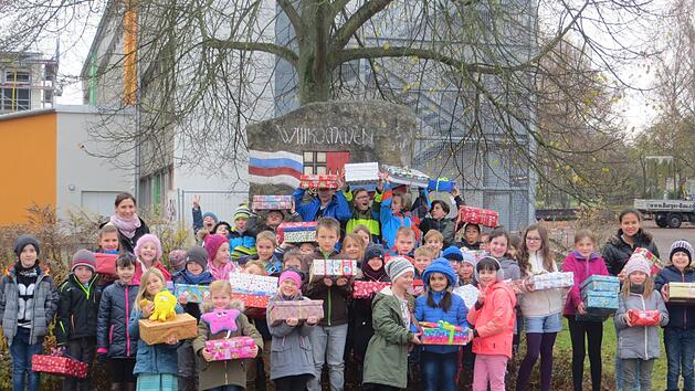 Die Sch&uuml;lerinnen und Sch&uuml;ler der Ganztagsklassen der Johannes-Petri Schule mit Lehrerin Elisabeth Schmitt, die das Packen der Schuhkartons im Schulhaus Langendorf organisierte.  Foto: Bernhard Hereth