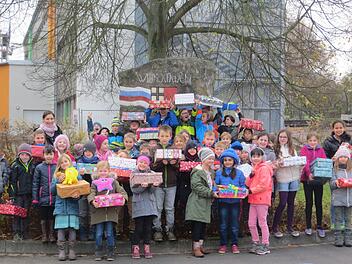 Die Sch&uuml;lerinnen und Sch&uuml;ler der Ganztagsklassen der Johannes-Petri Schule mit Lehrerin Elisabeth Schmitt, die das Packen der Schuhkartons im Schulhaus Langendorf organisierte.  Foto: Bernhard Hereth