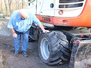 Friedhofsreferent Klaus Schebler sah sich am Donnerstagmorgen den Schaden an. Die Polizei ist bereits eingeschaltet. Thomas Malz