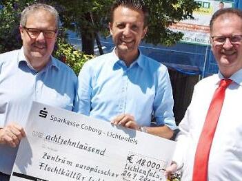 ZEF-Geschäftsführer Manfred Rauh und Bürgermeister Andreas Hügerich dankten Sparkassen-Vorstandsvorsitzendem Martin Faber (von links) für die großzügige Spende. Foto: Alfred Thieret