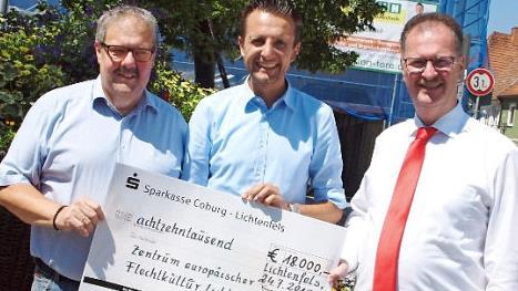 ZEF-Geschäftsführer Manfred Rauh und Bürgermeister Andreas Hügerich dankten Sparkassen-Vorstandsvorsitzendem Martin Faber (von links) für die großzügige Spende. Foto: Alfred Thieret