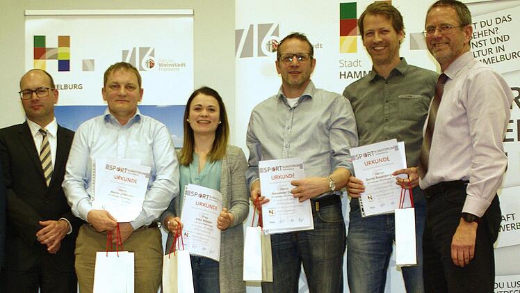 Die neuen Sportkuratoriumsmitglieder  Andreas Binder (links) und Martin Stapper (rechts) nehmen die "stillen Helfern" in ihre Mitte: (von links) Martin Dittmann, Inka Wiesler, Alexander Ziegler und Bernd Resenberger.  Foto: Winfried Ehling