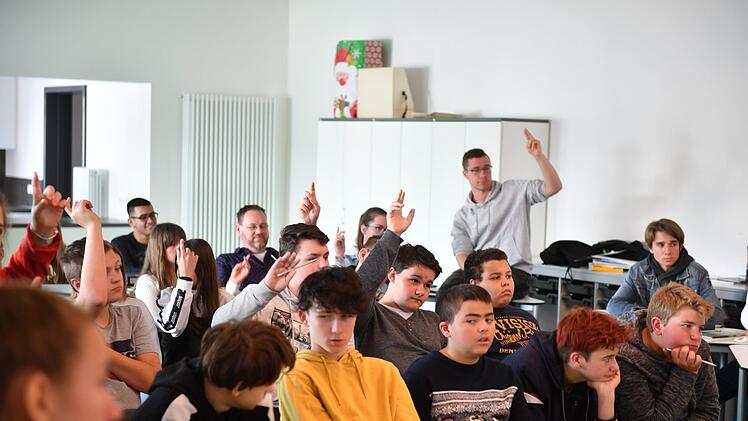 Mitmachen: Die Schüler tauschen sich über freie Presse und deren Funktion aus. Foto: Ronald Rinklef