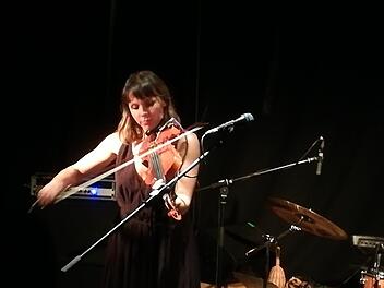 Die Violistin Sarah Neufeld (oben) und "Denseland" boten Musik weit abseits des Mainstream. Fotos: R. Görtler
