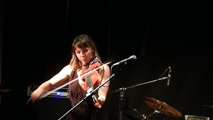 Die Violistin Sarah Neufeld (oben) und "Denseland" boten Musik weit abseits des Mainstream. Fotos: R. Görtler