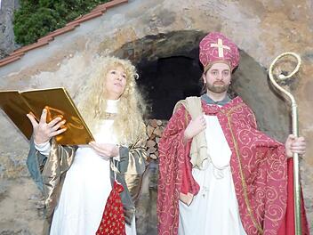 Das Christkind und der Nikolaus durften beim Tüchersfelder Weihnachtsmarkt nicht fehlen.  Foto: Thomas Weichert