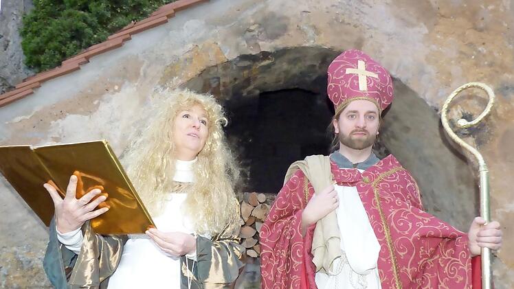 Das Christkind und der Nikolaus durften beim Tüchersfelder Weihnachtsmarkt nicht fehlen.  Foto: Thomas Weichert