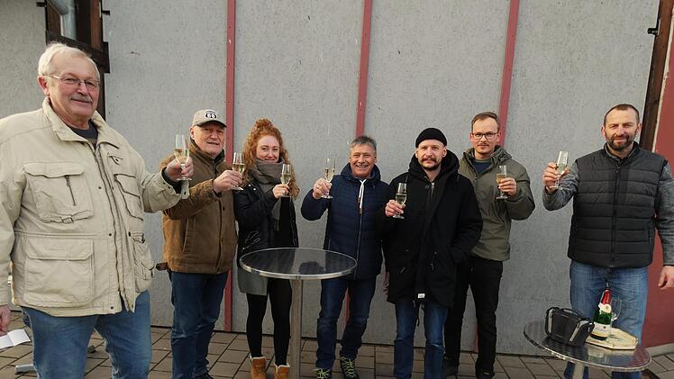 Einige Anlieger ließen es sich nicht nehmen, mit einem Glas Sekt auf die Nachricht anzustoßen. Foto: Werner Reißaus