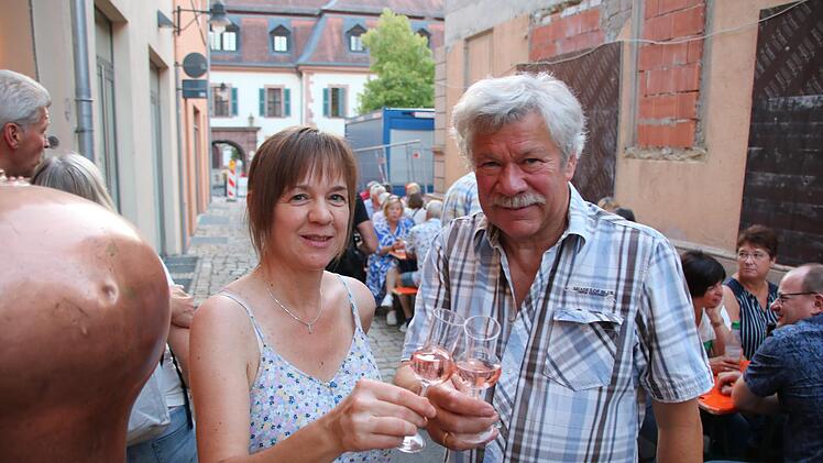 Wolfgang Fella ist einer der wenigen Höflesbesitzer, der alle 17 Höflesfeste bisher mitgemacht hat. Hier stößt er mit Romana Frommen in der Gasse vor dem Hof an. Foto: Ralf Ruppert