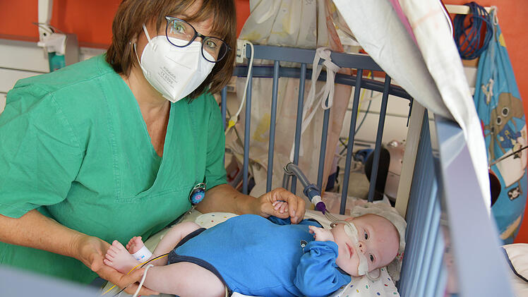 Uni-Klinikum Erlangen: Alle f&uuml;r einen - Gro&szlig;es Team des Perinatalzentrums k&auml;mpfte um Fr&uuml;hchen Felix' Leben