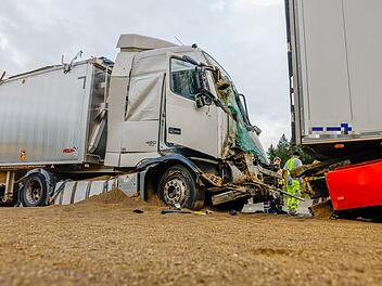 Stau auf A6 bei N&uuml;rnberg: Unfall mit drei Lastwagen