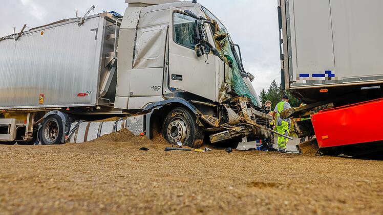 Stau auf A6 bei N&uuml;rnberg: Unfall mit drei Lastwagen