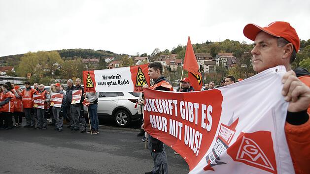 Besch&auml;ftigte von GKN in Bad Br&uuml;ckenau demonstrierten am Mittwoch nach Aufruf durch die IG Metall f&uuml;r um acht Prozent h&ouml;here L&ouml;hne. Foto: Steffen Standke