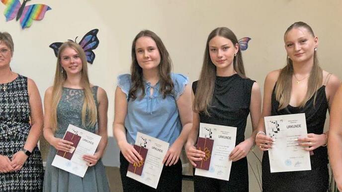 Die Schulleitung zeichnete die Besten der Klassen 10a, 10b und 10c aus.