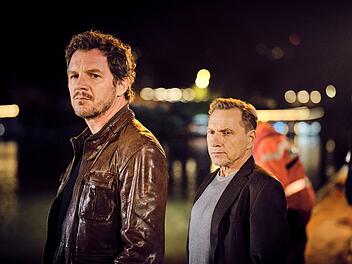 Thorsten Lannert (Richy M&uuml;ller, rechts) und Sebastian Bootz (Felix Klare) werden im "Tatort: Ex-It" zu einem beklemmenden Leichenfundort am Neckar gerufen. Das Auto, das aus dem Fluss gezogen wurde, enth&auml;lt ein ertrunkenes Baby, angeschnallt im Kindersitz. Was ist passiert?