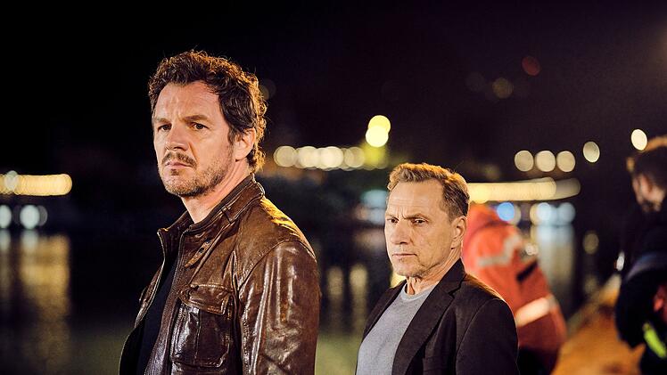 Thorsten Lannert (Richy M&uuml;ller, rechts) und Sebastian Bootz (Felix Klare) werden im "Tatort: Ex-It" zu einem beklemmenden Leichenfundort am Neckar gerufen. Das Auto, das aus dem Fluss gezogen wurde, enth&auml;lt ein ertrunkenes Baby, angeschnallt im Kindersitz. Was ist passiert?