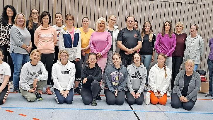 Das Foto zeigt die Teilnehmerinnen beim letzten Selbstverteidigungskurs-Kurs f&uuml;r Frauen mit Frank Bayer in Zeil a. Main.