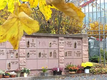 Weitere Urnenbestattungsmöglichkeiten sollen im Markt Burkardroth geschaffen werden. Auf dem Friedhof in  Burkardroth (unser Bild) sind von 42 Kammern nur noch zehn frei.  Foto: Björn Hein
