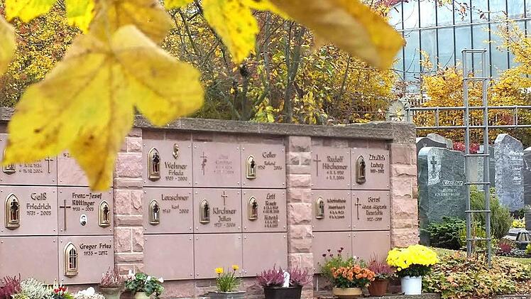Weitere Urnenbestattungsmöglichkeiten sollen im Markt Burkardroth geschaffen werden. Auf dem Friedhof in  Burkardroth (unser Bild) sind von 42 Kammern nur noch zehn frei.  Foto: Björn Hein
