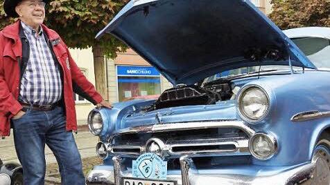 Gernot Flick mit seinem Ford Mainline aus Schweden