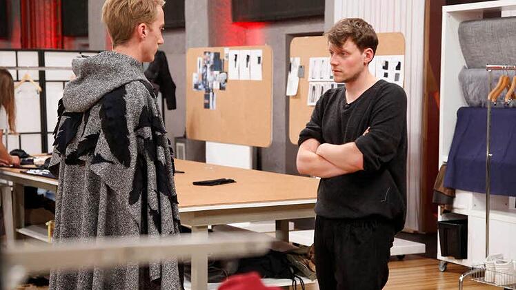 Um ins Finale von Fashion Hero einzuziehen, müssen die Nachwuchsdesigner alle drei Einkäufer überzeugen. Alle Fotos: ProSieben/Richard Hübner