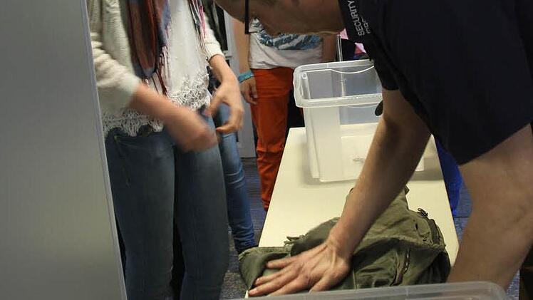 Kleidungsstücke können versteckte Waffen enthalten, wie das Sicherheitspersonal erläutert. Foto: Marco Meißner