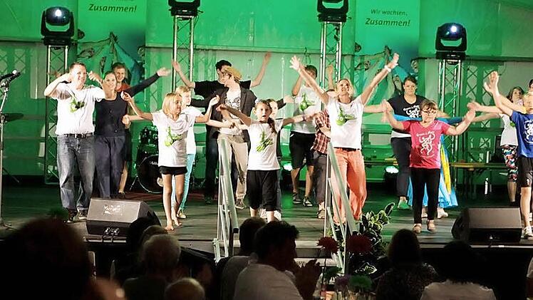 Junge und ältere Künstler präsentierten sich auf der Talentbühne der Grünen Meile in Adelsdorf. Fotos: Johanna Blum