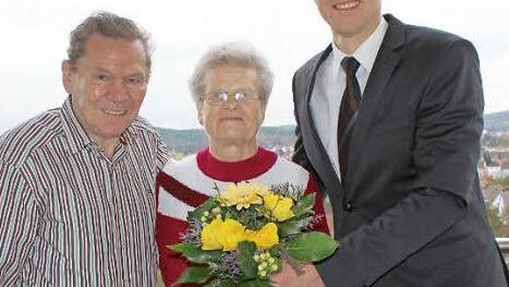 B&uuml;rgermeister Marco Steiner war einer der ersten Gratulanten, die sich gestern bei Eilisabeth und Dietrich Hertel einfanden. Foto: Manja von Nida