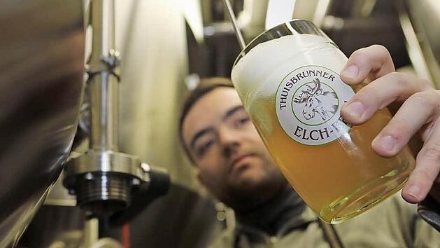 Marcel Gath studiert Brauwesen und arbeitet bei Elch-Bräu in Thuisbrunn.  Foto: Barbara Herbst