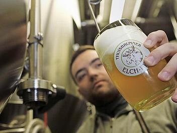 Marcel Gath studiert Brauwesen und arbeitet bei Elch-Bräu in Thuisbrunn.  Foto: Barbara Herbst
