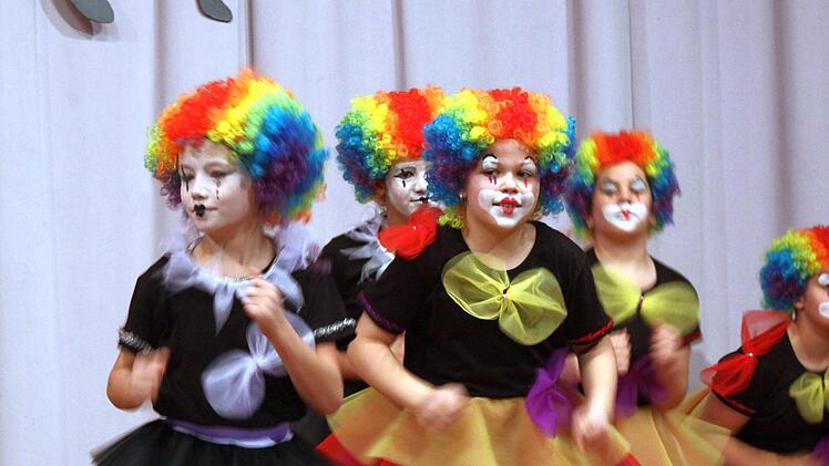 Die Brückenauer Roten Funken als Clowns. Foto: Thomas Dill