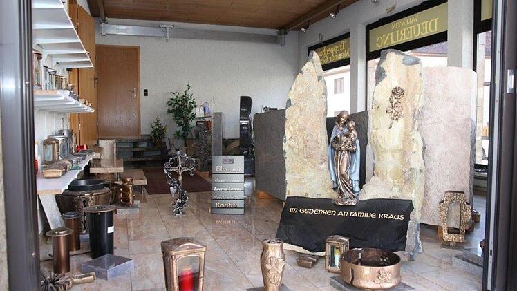 Treppenbau, Fußböden, Grabsteine, Brunnen und mehr bietet Steinbildhauer Deuerling an. Foto: PR