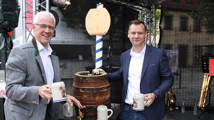 Eröffnen das zweite Haßfurter Marktplatzfest offiziell: Bürgermeister Günther Werner (links) und sein Stellvertreter Michael Schlegelmilch.