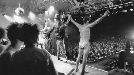12000 Zuschauer feiern am 27. Juni 1992 das Kult-Grusical "Rocky Horror Show" auf dem Coburger Schlossplatz.Foto: CT-Archiv