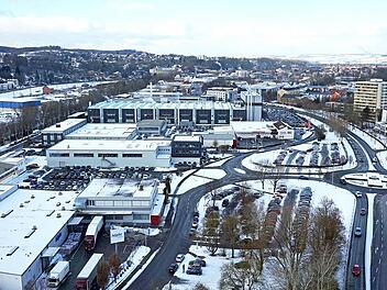 Das Brose Werk 2 mit dem "Brose-Kreisel" rechts im Bild: Zwischen dem von Brose bereits erworbenen, ehemaligen "Grossmann"-Gebäude und dem Brose-Hochregallager befinden sich in der Dieselstraße  noch ein Getränkemarkt und ein Matratzengeschäft. Foto: Volkmar Franke/hochbild-design.de