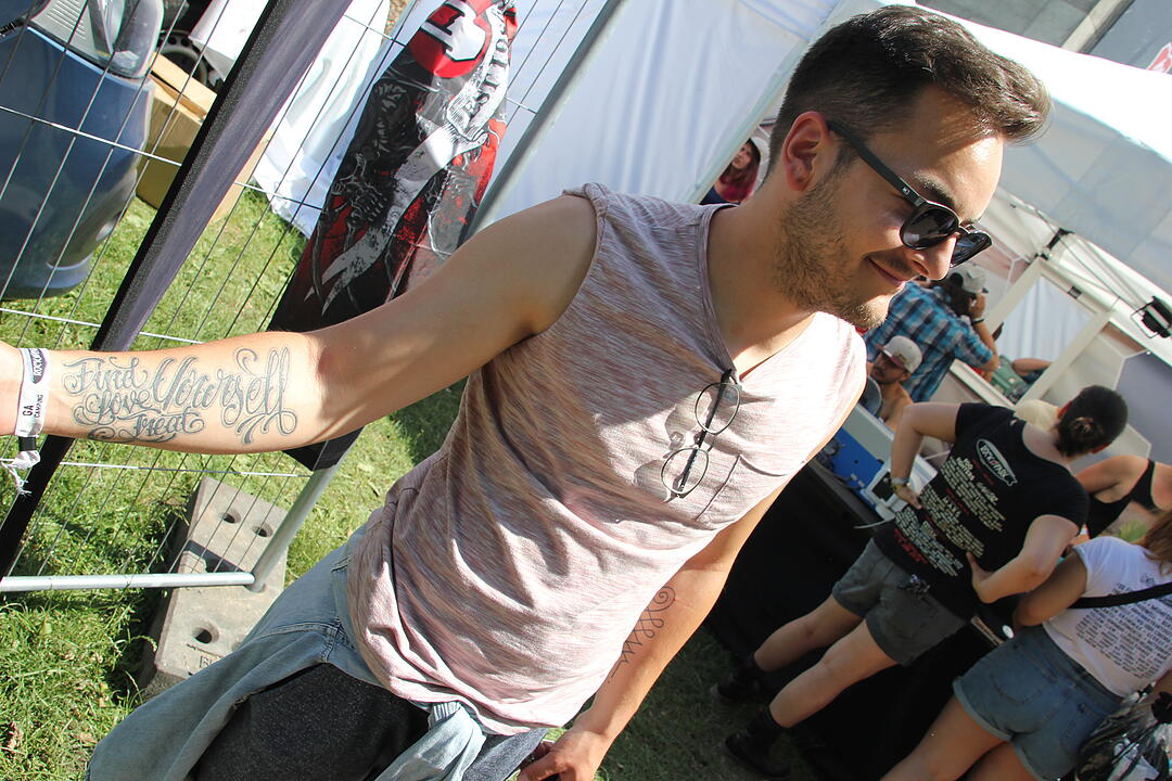 Zu einem Rockfestival gehören natürlich auch Tattoos