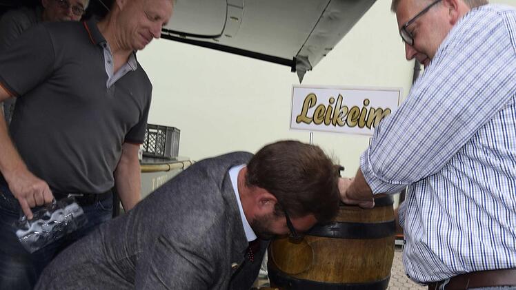 Zweiter Bürgermeister Dirk Rosenbauer schaffte den Bieranstich auch ohne Hammer. Andreas Welz