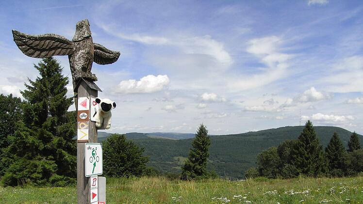 Die Route führt um den Feuerberg herum. Foto: Joachim Rübel