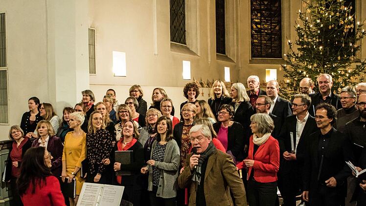 Riesigen Zuspruch fand das nachweihnachtliche Konzert mit dem Chor Unerhört unter Leitung von Antoinetta Bafas in der Coburger Heilig-Kreuz-Kirche.Foto: Jochen Berger